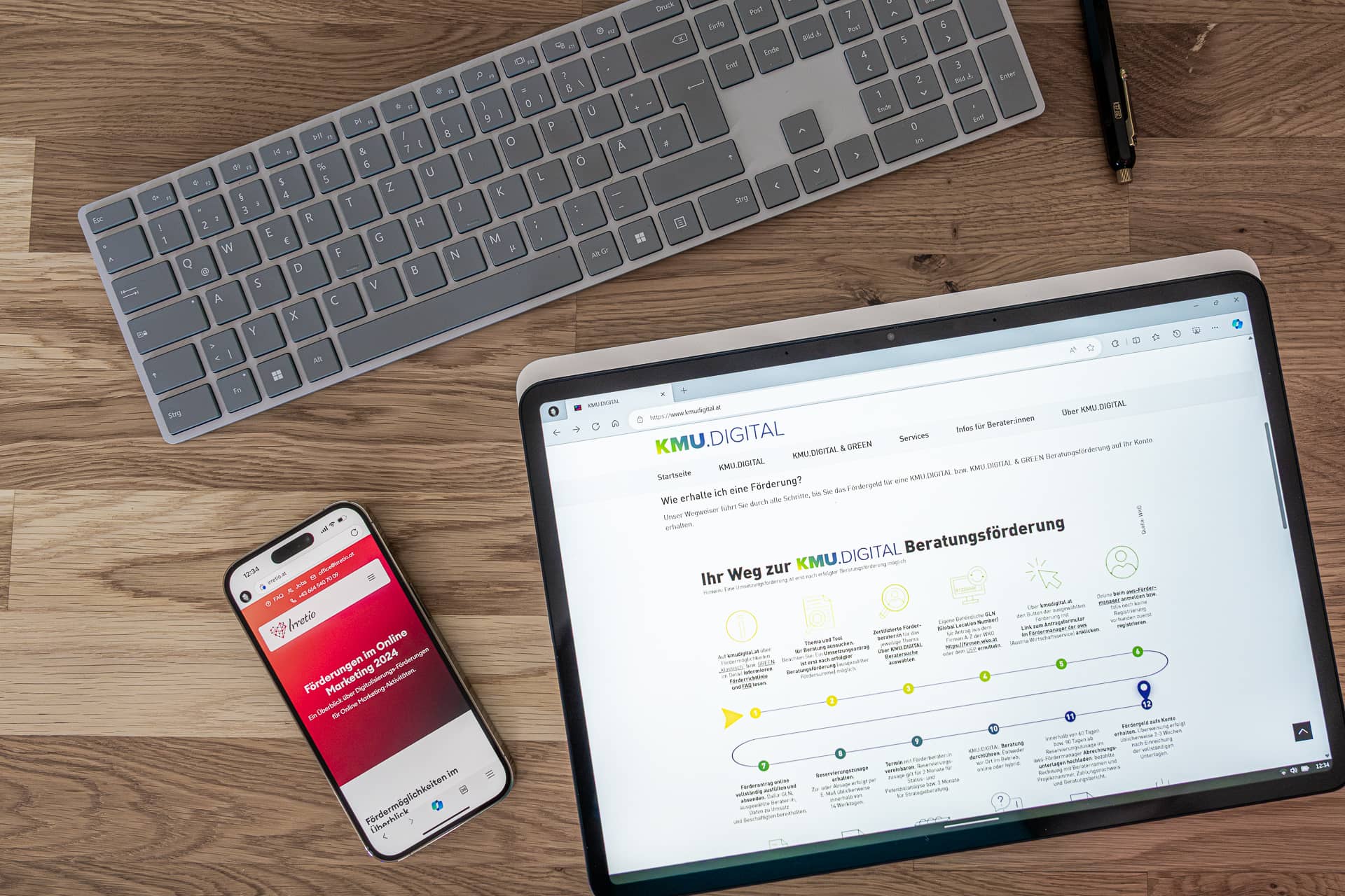 Laptop und Handy zeigen Screenshots der Websites kmu.digital und irretio.at