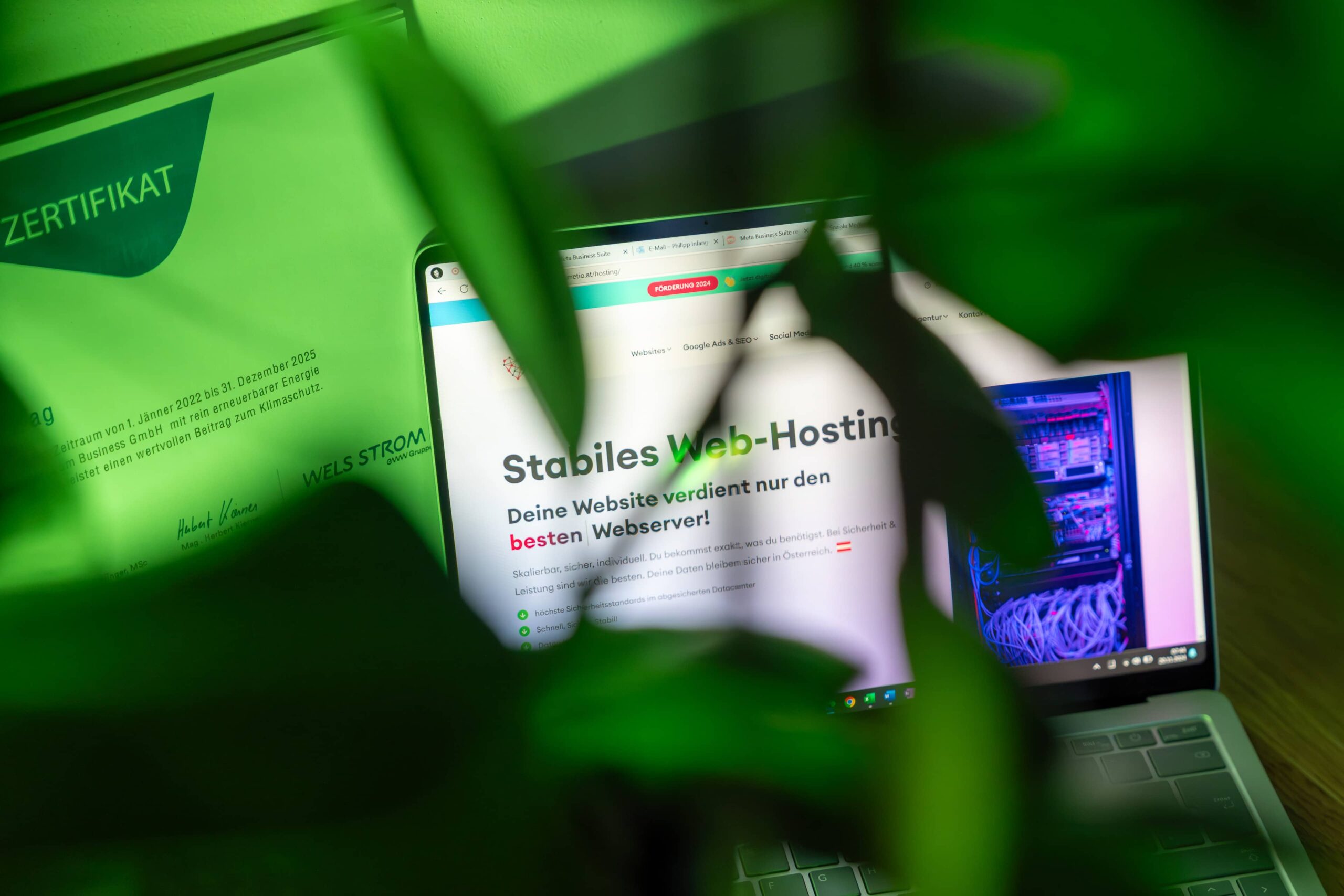 Laptop zeigt Hosting-Angebot auf der irretio.at-Website