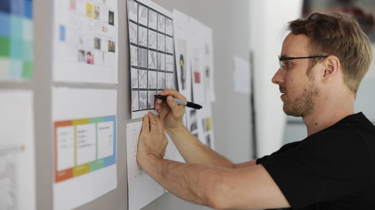 Webdesigner konzipiert UI einer Website