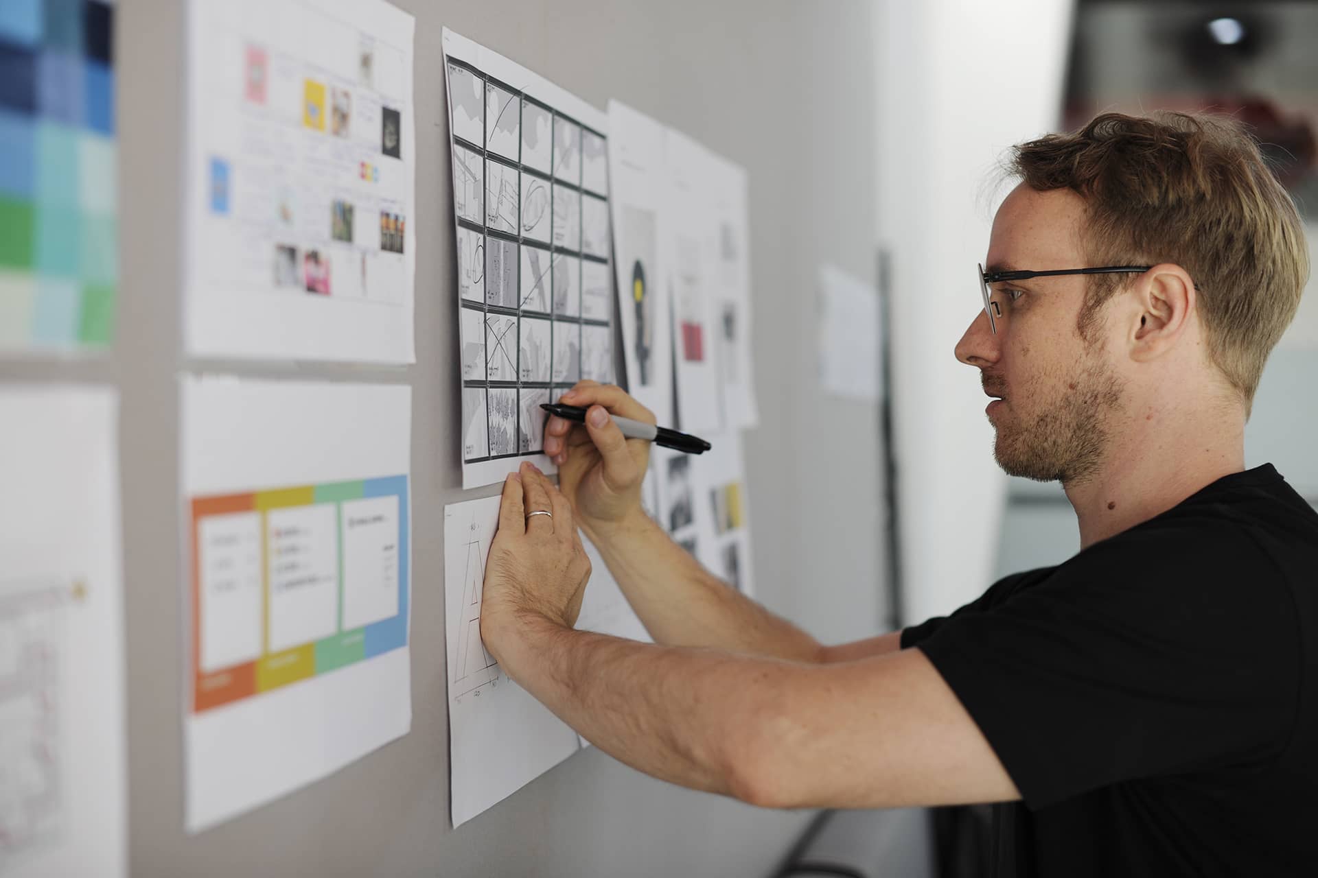 Webdesigner konzipiert UI einer Website