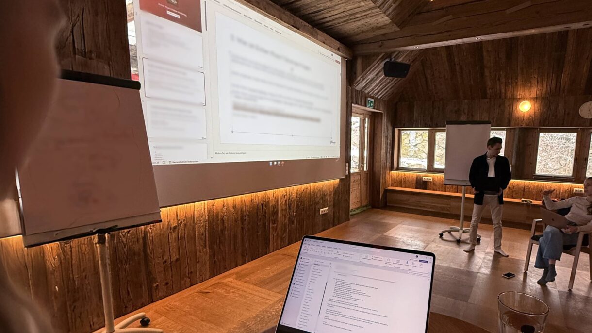 Besprechung im Online Marketing in einem Seminarraum mit Beamer und Personen