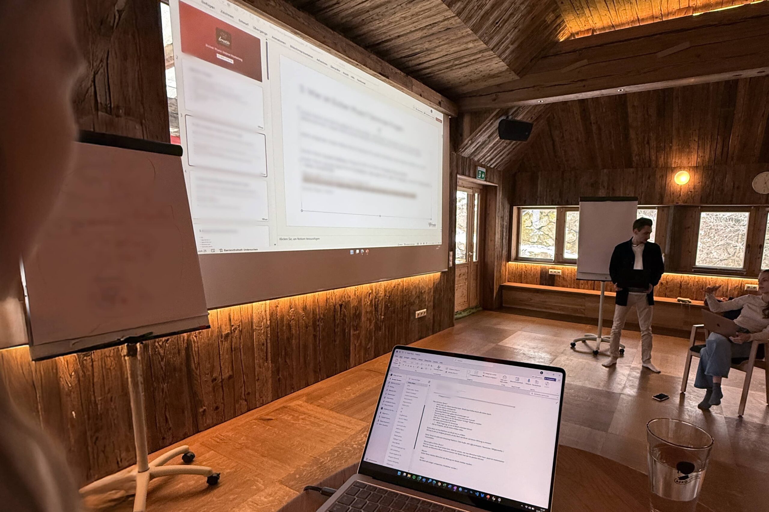 Besprechung im Online Marketing in einem Seminarraum mit Beamer und Personen