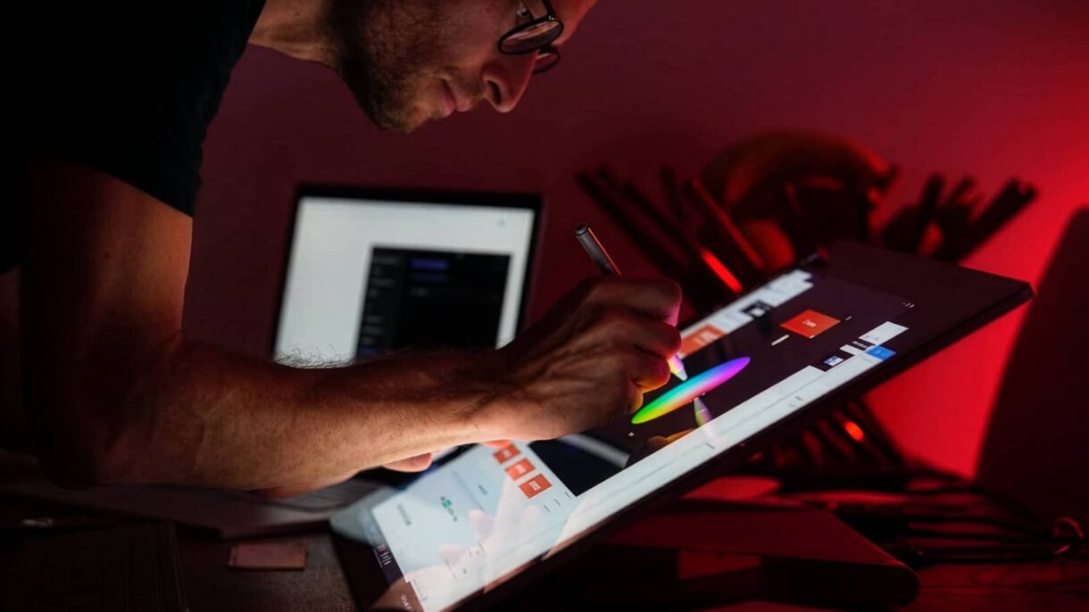 Webdesigner zeichnet ein Design für eine Website