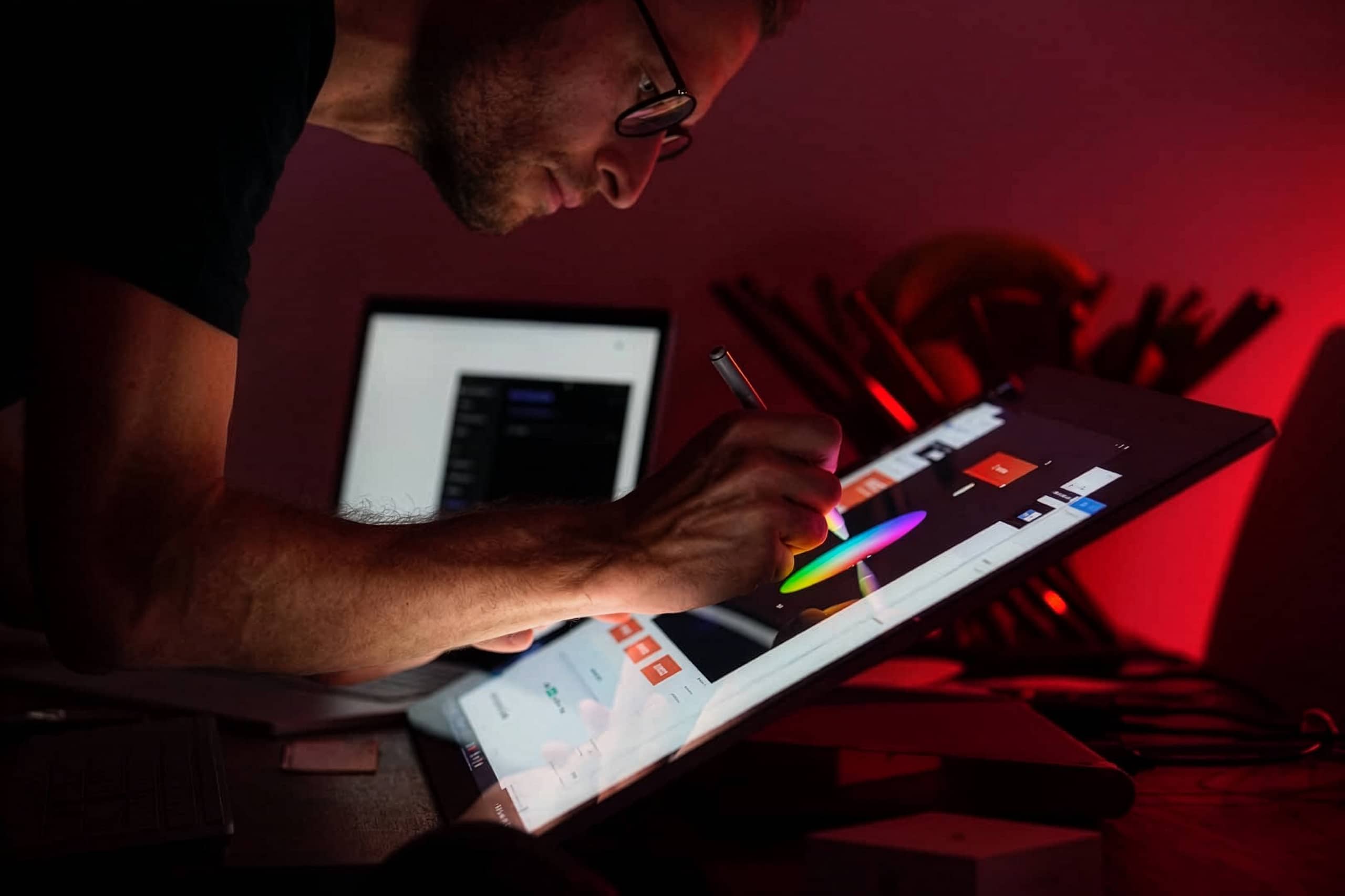 Webdesigner zeichnet ein Design für eine Website