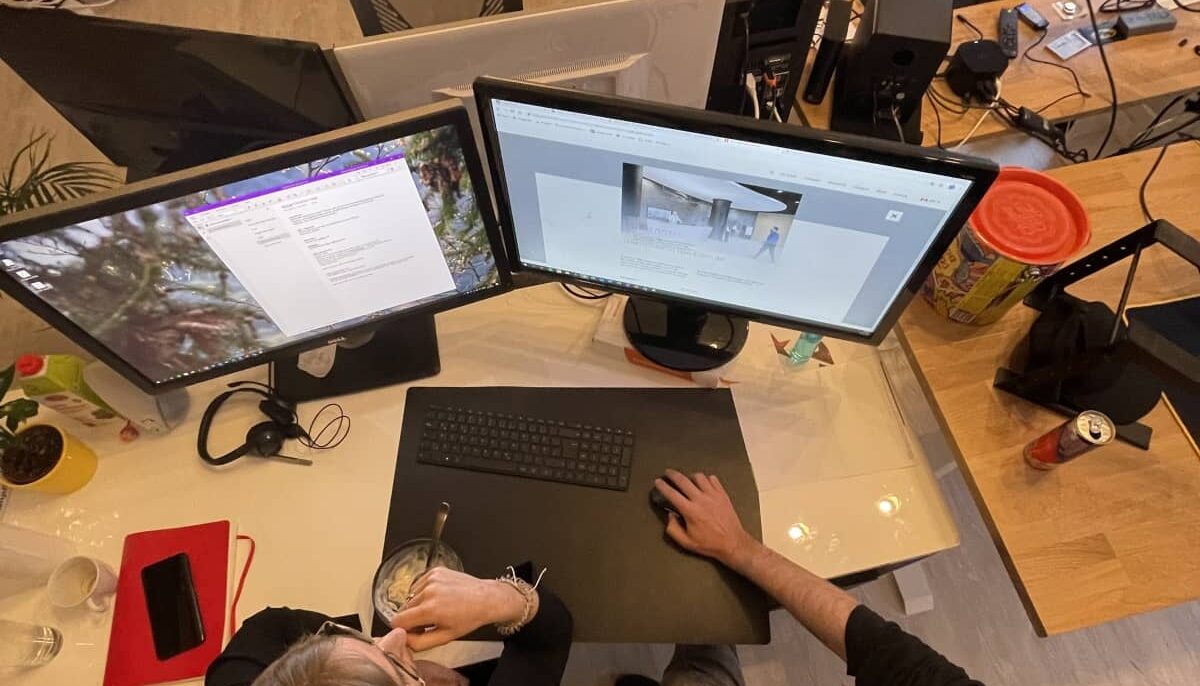 Social Media Agentur Mitarbeiter bei der Content-Erstellung