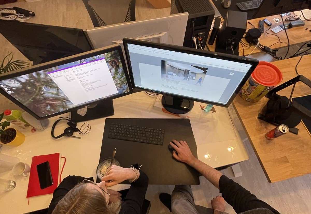 Social Media Agentur Mitarbeiter bei der Content-Erstellung